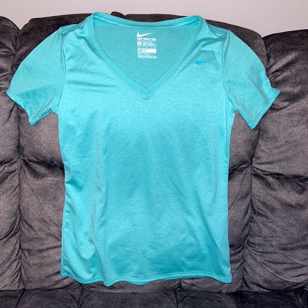🌻 The Nike Tee 💓 Athletic Cut 🛍️ Dri-Fit 💓Size Medium